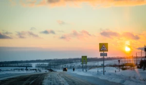 Автомобили на дороге. Гололед.