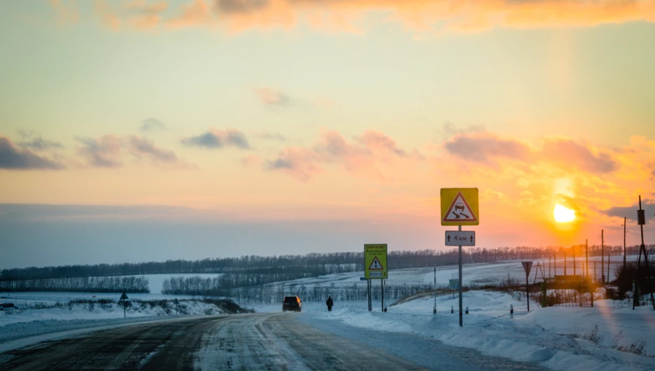 Автомобили на дороге. Гололед.