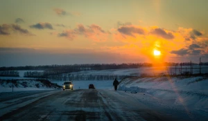 Автомобили на дороге. Гололед.