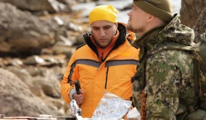 Ишхан Арзуманян (в центре), участник проекта "Выжить в лесу".