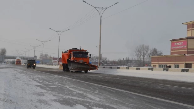 Дорожники чистят трассу.