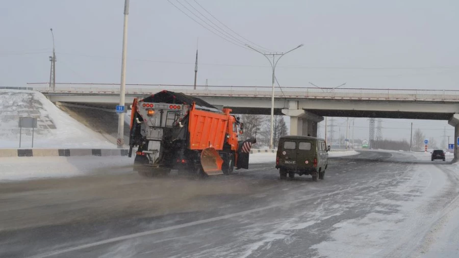 Дорожники чистят трассу.