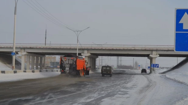 Дорожники чистят трассу.