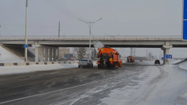 Дорожники чистят трассу.