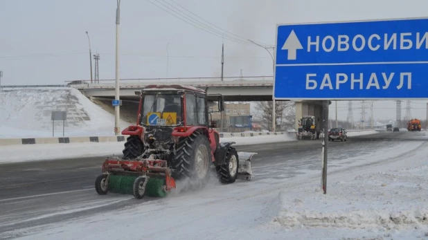 Дорожники чистят трассу.