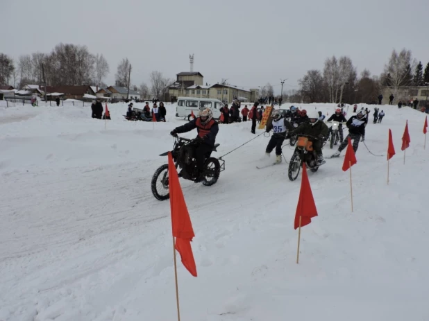 В Барнауле мотоциклисты тянули лыжников на снежных гонках