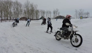 В Барнауле мотоциклисты тянули лыжников на снежных гонках