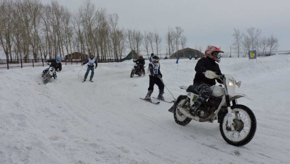 В Барнауле мотоциклисты тянули лыжников на снежных гонках
