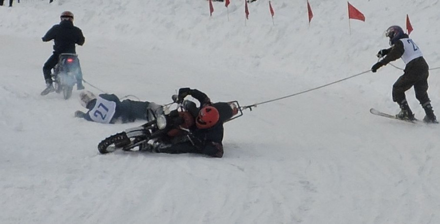 В Барнауле мотоциклисты тянули лыжников на снежных гонках