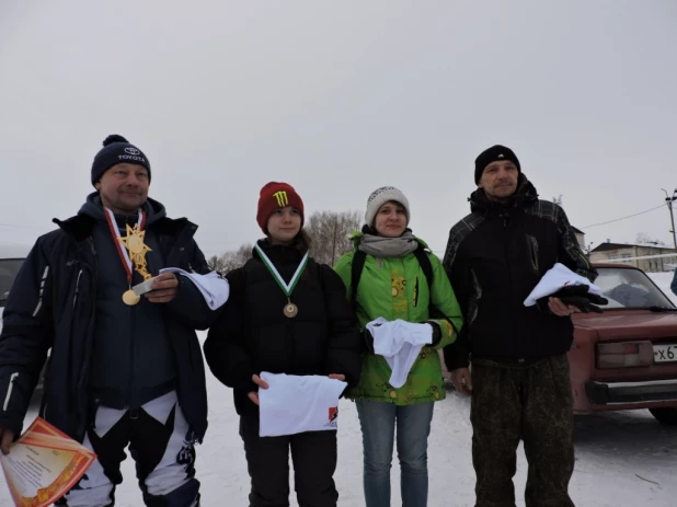 В Барнауле мотоциклисты тянули лыжников на снежных гонках