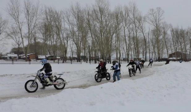 В Барнауле мотоциклисты тянули лыжников на снежных гонках