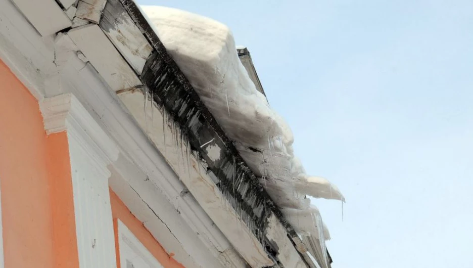 Снег на крыше.