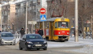 Пешеходный переход, автомобили. Трамвай.