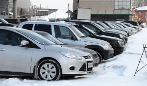 Автомобили на парковке.