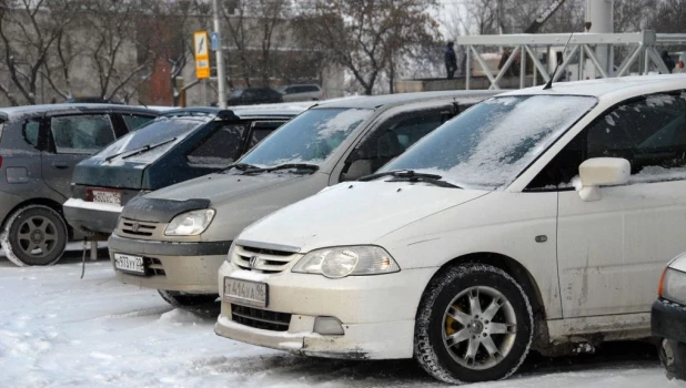 Автомобили на парковке.