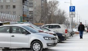 Автомобили на парковке.