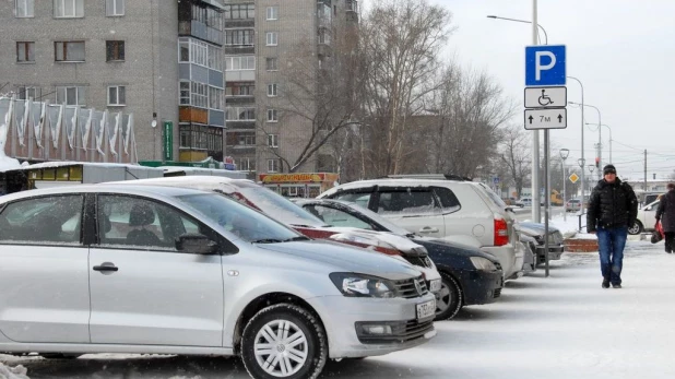 Автомобили на парковке.