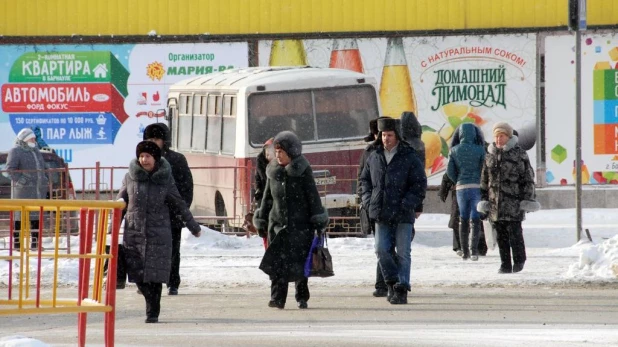 Люди на пешеходном переходе.