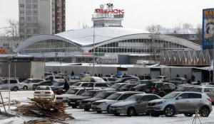 Автомобили у рынка.