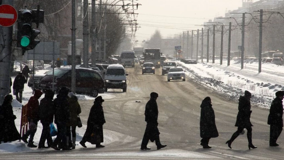 На пешеходном переходе.