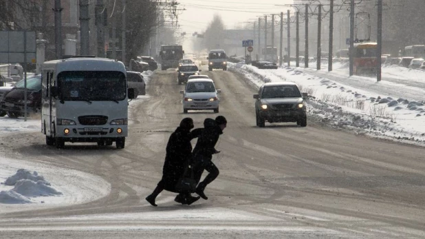 На пешеходном переходе. Перебегают на "красный".