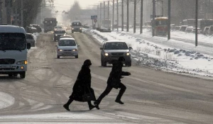 На пешеходном переходе. Перебегают на "красный".