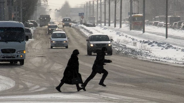 На пешеходном переходе. Перебегают на "красный".