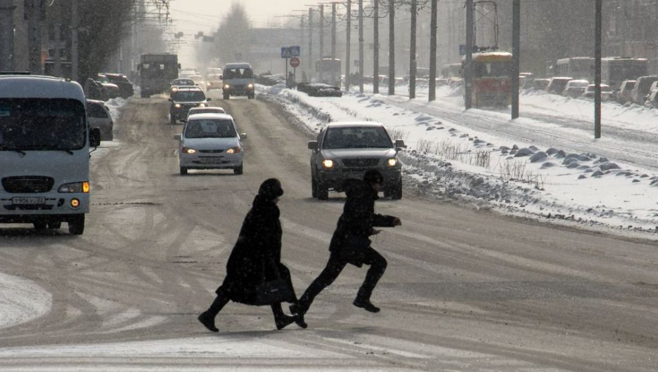 Дети перебегают дорогу. Перебегает дорогу. Дети перебегают дорогу зимой. Мальчик перебегает дорогу зимой. Пешеход перебегает дорогу в неположенном месте.
