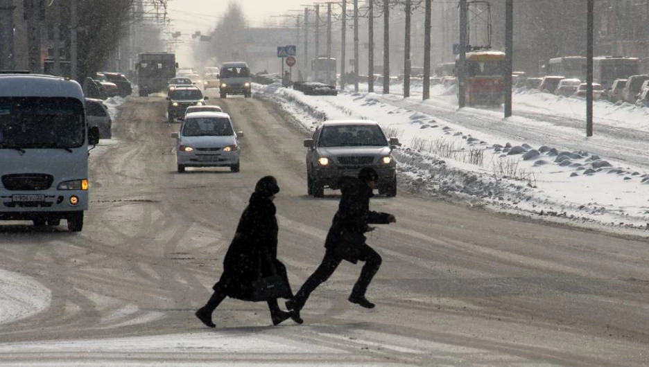 На пешеходном переходе. Перебегают на "красный".