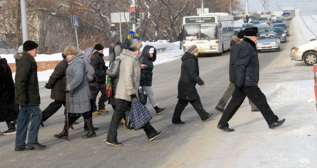 На пешеходном переходе.