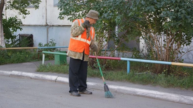 Дворник, осужденный к исправительным работам.