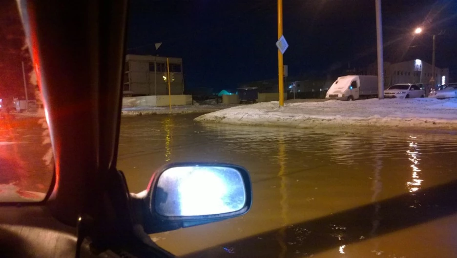 Выход воды из-за аварии на водопроводе.