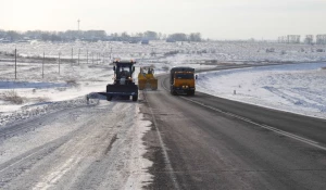 Дорожники убирают снег с трасс. 