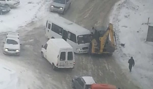 ДТП с участием маршрутки и трактора.