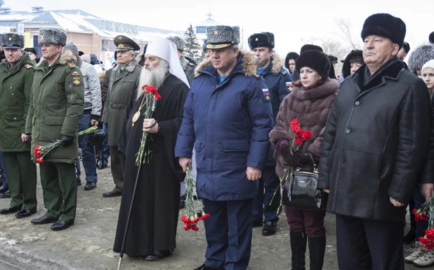 На площади Ветеранов прошла церемония, посвященная увековечению памяти Героя Российской Федерации Олега Пешкова. Барнаул, 13 февраля 2016 года.