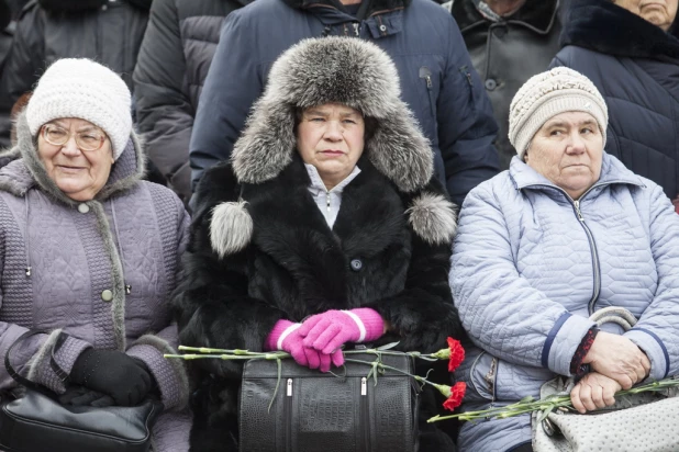 На площади Ветеранов прошла церемония, посвященная увековечению памяти Героя Российской Федерации Олега Пешкова. Барнаул, 13 февраля 2016 года.