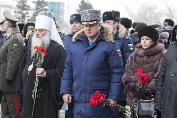 На площади Ветеранов прошла церемония, посвященная увековечению памяти Героя Российской Федерации Олега Пешкова. Барнаул, 13 февраля 2016 года.