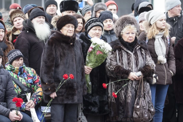 На площади Ветеранов прошла церемония, посвященная увековечению памяти Героя Российской Федерации Олега Пешкова. Барнаул, 13 февраля 2016 года.