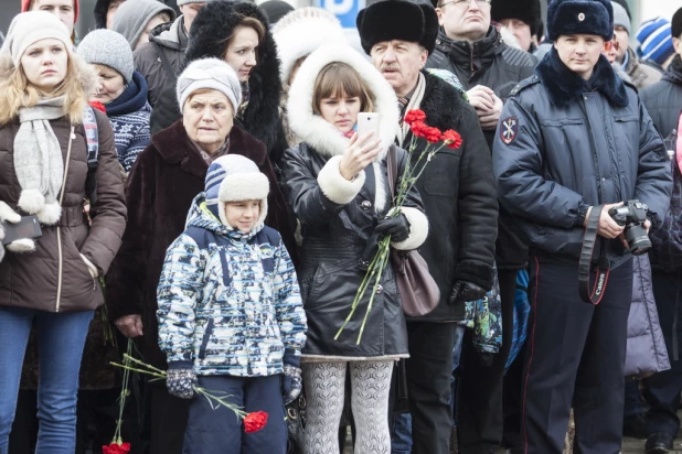 На площади Ветеранов прошла церемония, посвященная увековечению памяти Героя Российской Федерации Олега Пешкова. Барнаул, 13 февраля 2016 года.