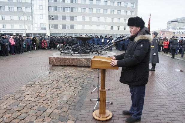 На площади Ветеранов прошла церемония, посвященная увековечению памяти Героя Российской Федерации Олега Пешкова. Барнаул, 13 февраля 2016 года.