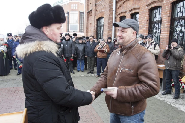 На площади Ветеранов прошла церемония, посвященная увековечению памяти Героя Российской Федерации Олега Пешкова. Барнаул, 13 февраля 2016 года.