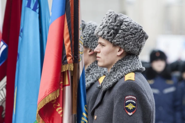 На площади Ветеранов прошла церемония, посвященная увековечению памяти Героя Российской Федерации Олега Пешкова. Барнаул, 13 февраля 2016 года.