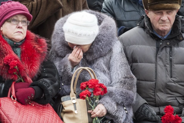 На площади Ветеранов прошла церемония, посвященная увековечению памяти Героя Российской Федерации Олега Пешкова. Барнаул, 13 февраля 2016 года.