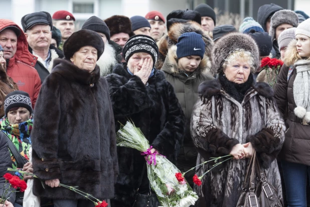 На площади Ветеранов прошла церемония, посвященная увековечению памяти Героя Российской Федерации Олега Пешкова. Барнаул, 13 февраля 2016 года.