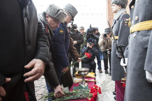 На площади Ветеранов прошла церемония, посвященная увековечению памяти Героя Российской Федерации Олега Пешкова. Барнаул, 13 февраля 2016 года.