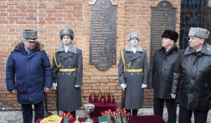 На площади Ветеранов прошла церемония, посвященная увековечению памяти Героя Российской Федерации Олега Пешкова. Барнаул, 13 февраля 2016 года.