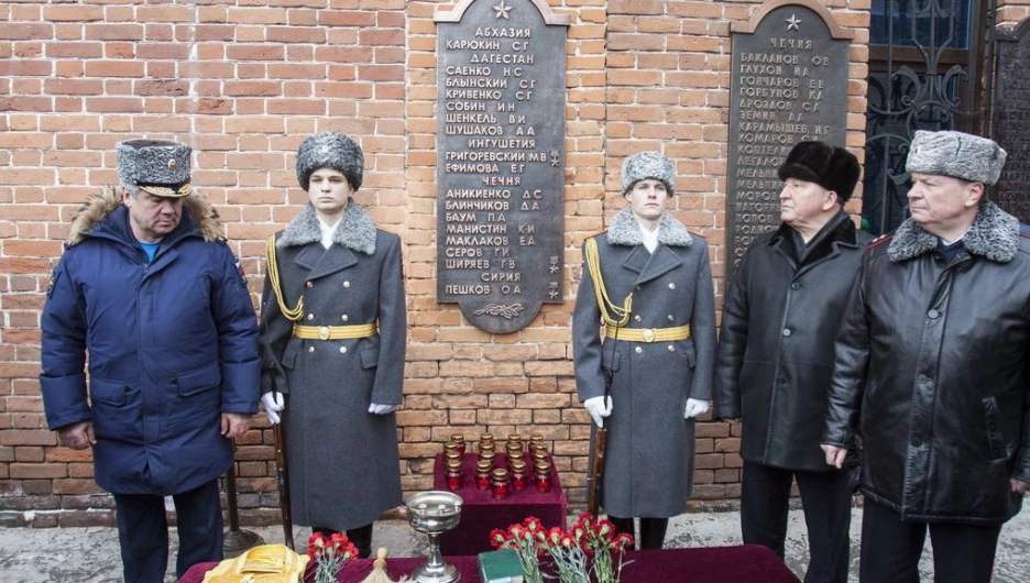 На площади Ветеранов прошла церемония, посвященная увековечению памяти Героя Российской Федерации Олега Пешкова. Барнаул, 13 февраля 2016 года.