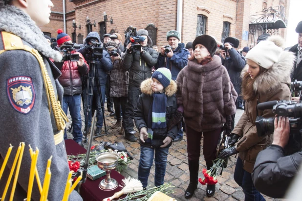 На площади Ветеранов прошла церемония, посвященная увековечению памяти Героя Российской Федерации Олега Пешкова. Барнаул, 13 февраля 2016 года.