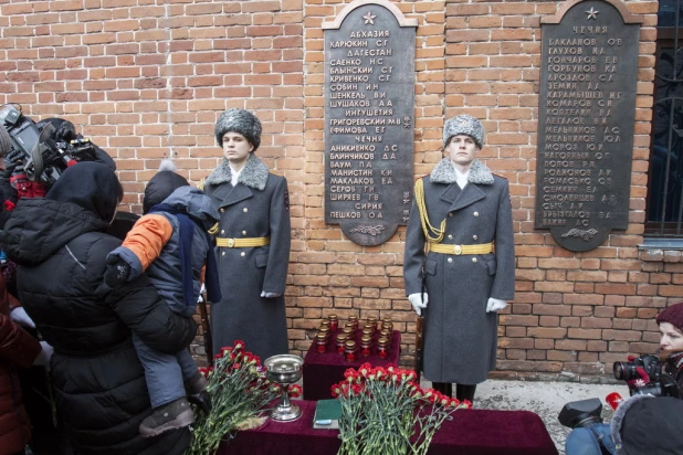 На площади Ветеранов прошла церемония, посвященная увековечению памяти Героя Российской Федерации Олега Пешкова. Барнаул, 13 февраля 2016 года.