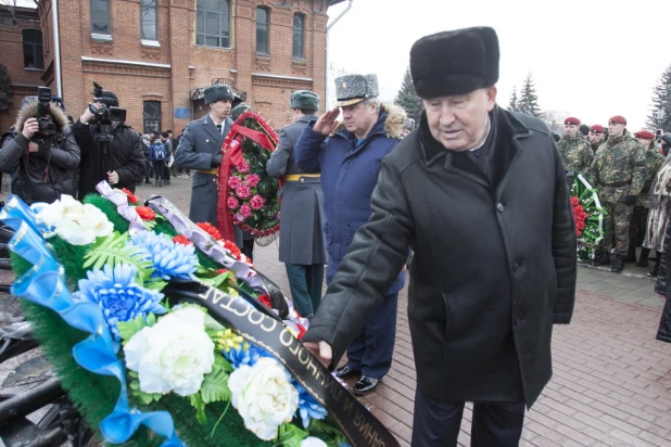 На площади Ветеранов прошла церемония, посвященная увековечению памяти Героя Российской Федерации Олега Пешкова. Барнаул, 13 февраля 2016 года.